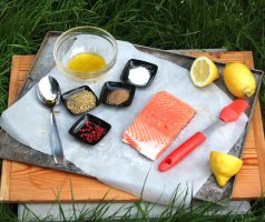 Grilované lososové špízy s citronem a koprovým dipem