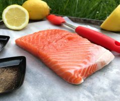 Grilované lososové špízy s citronem a koprovým dipem