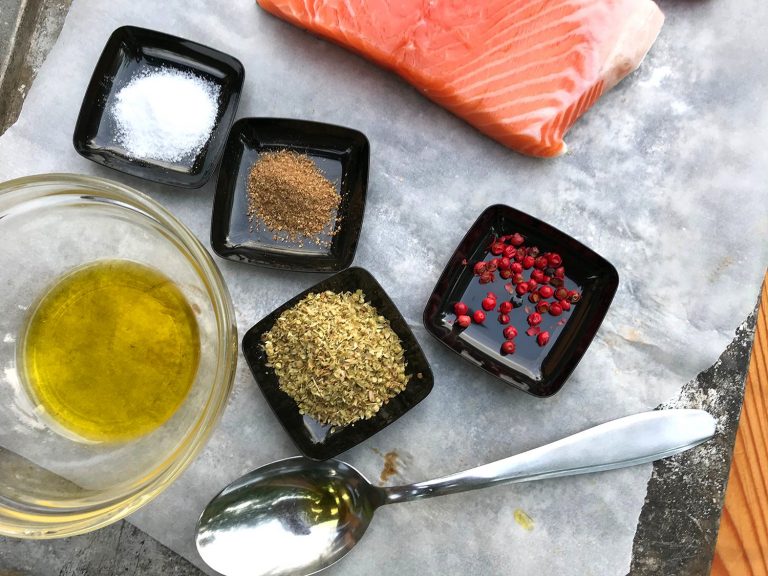 Grilované lososové špízy s citronem a koprovým dipem