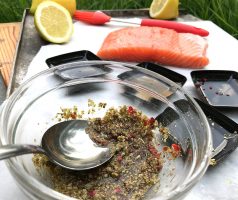 Grilované lososové špízy s citronem a koprovým dipem