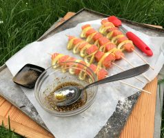 Grilované lososové špízy s citronem a koprovým dipem