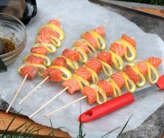 Grilované lososové špízy s citronem a koprovým dipem