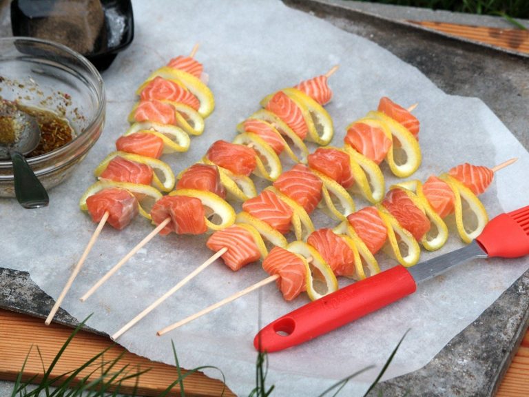 Grilované lososové špízy s citronem a koprovým dipem