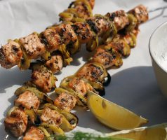 Grilované lososové špízy s citronem a koprovým dipem