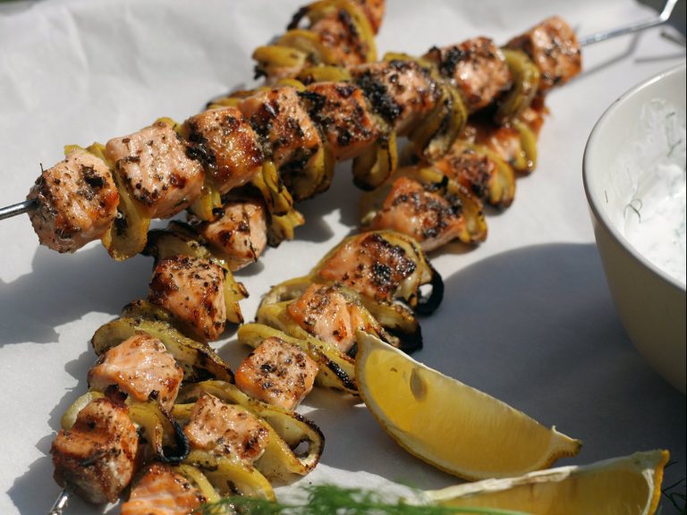 Grilované lososové špízy s citronem a koprovým dipem