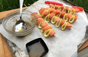 Grilované lososové špízy s citronem a koprovým dipem