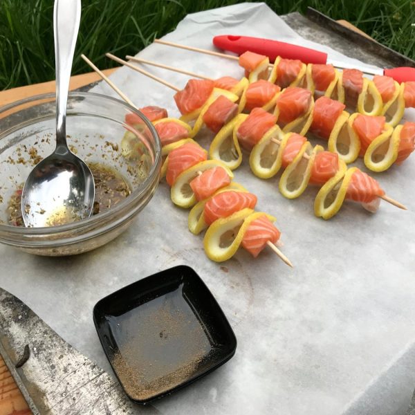 Grilované lososové špízy s citronem a koprovým dipem