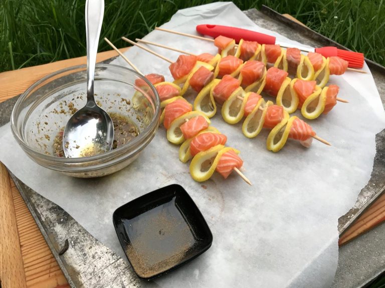 Grilované lososové špízy s citronem a koprovým dipem