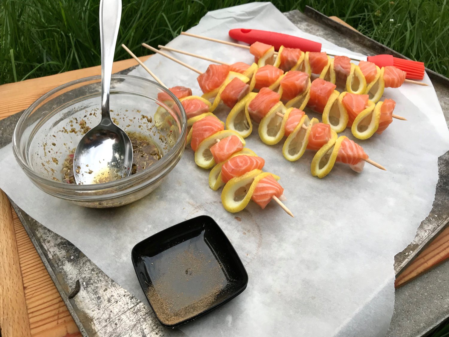 Grilované lososové špízy s citronem a koprovým dipem