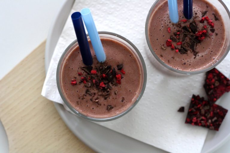 Jahodovo-čokoládové smoothie s banánem a jogurtem