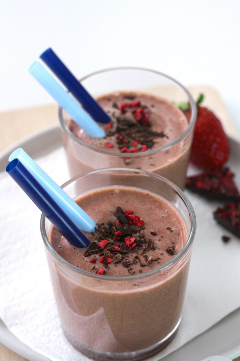 Jahodovo-čokoládové smoothie s banánem a jogurtem