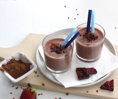 Jahodovo-čokoládové smoothie s banánem a jogurtem