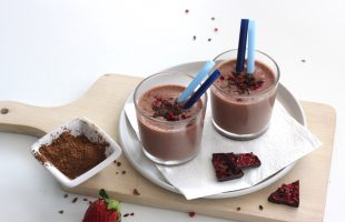 Jahodovo-čokoládové smoothie s banánem a jogurtem