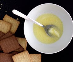 Nepečené zmrzlinové košíčky z másla a sušenek