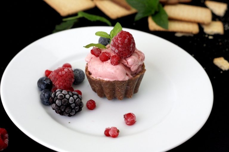 Nepečené zmrzlinové košíčky z másla a sušenek