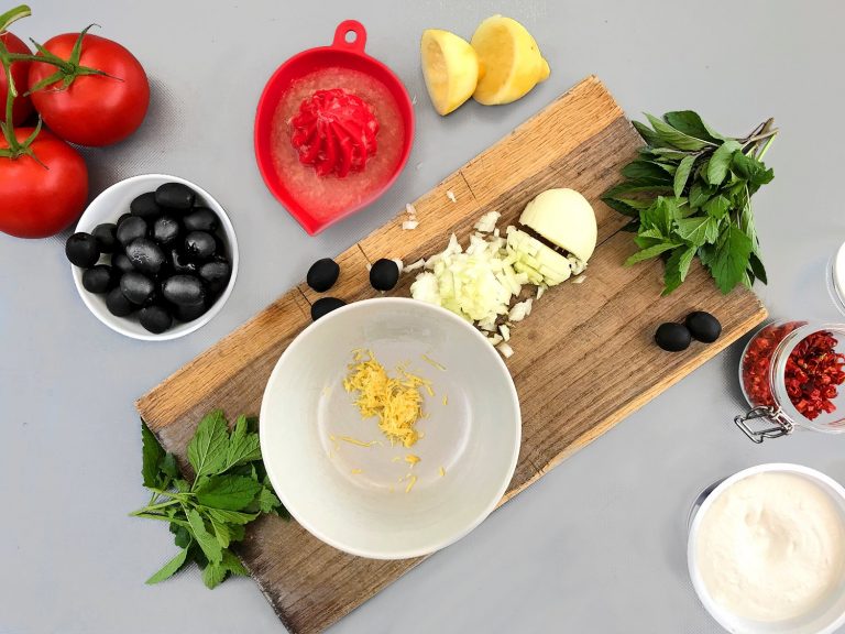 Těstoviny se studenou rajčatovou omáčkou, mátou a ricottou