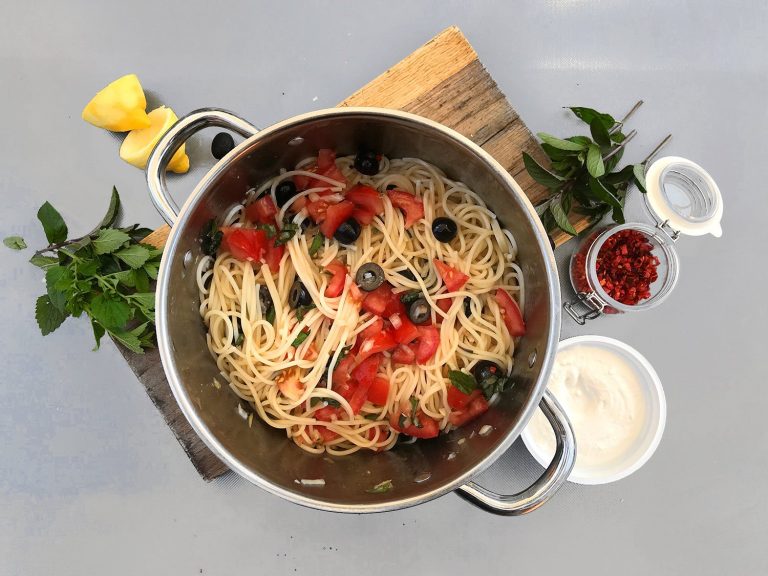 Těstoviny se studenou rajčatovou omáčkou, mátou a ricottou