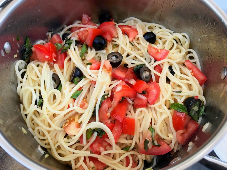 Těstoviny se studenou rajčatovou omáčkou, mátou a ricottou