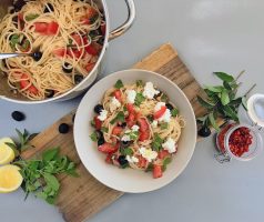 Těstoviny se studenou rajčatovou omáčkou, mátou a ricottou