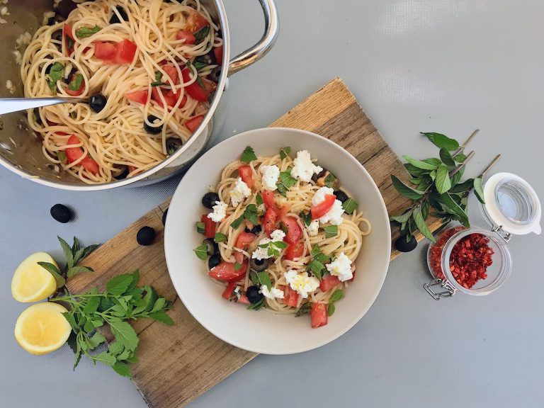 Těstoviny se studenou rajčatovou omáčkou, mátou a ricottou