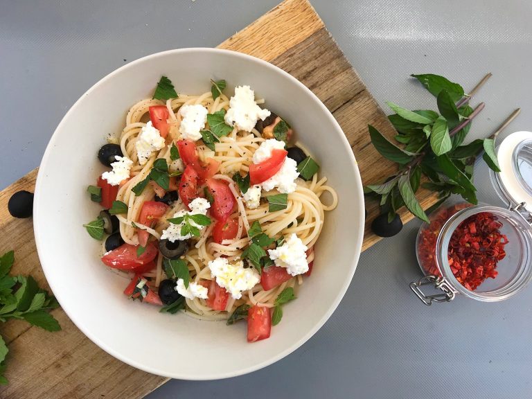 Těstoviny se studenou rajčatovou omáčkou, mátou a ricottou