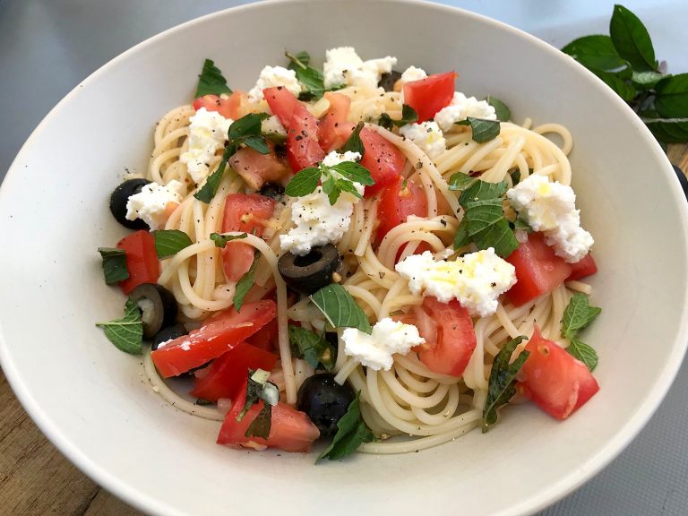 Těstoviny se studenou rajčatovou omáčkou, mátou a ricottou