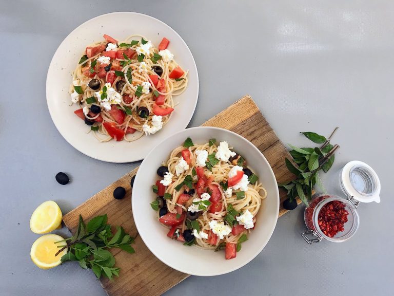 Těstoviny se studenou rajčatovou omáčkou, mátou a ricottou