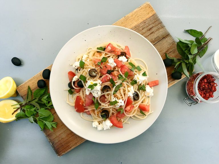 Těstoviny se studenou rajčatovou omáčkou, mátou a ricottou