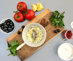 Těstoviny se studenou rajčatovou omáčkou, mátou a ricottou