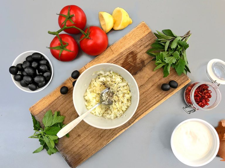 Těstoviny se studenou rajčatovou omáčkou, mátou a ricottou