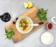 Těstoviny se studenou rajčatovou omáčkou, mátou a ricottou