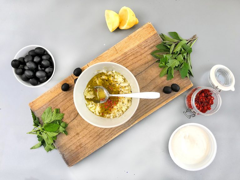 Těstoviny se studenou rajčatovou omáčkou, mátou a ricottou