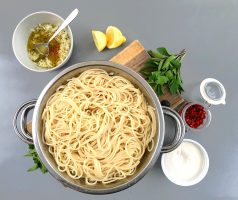 Těstoviny se studenou rajčatovou omáčkou, mátou a ricottou