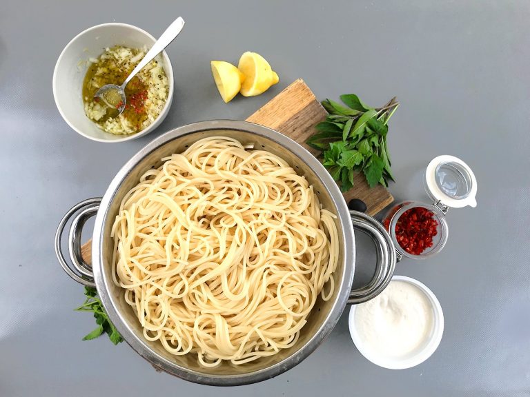 Těstoviny se studenou rajčatovou omáčkou, mátou a ricottou