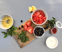 Těstoviny se studenou rajčatovou omáčkou, mátou a ricottou