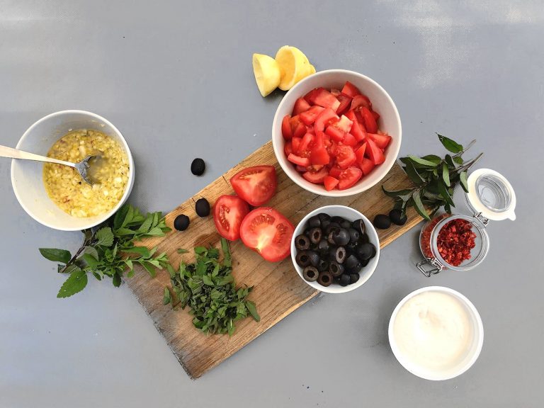 Těstoviny se studenou rajčatovou omáčkou, mátou a ricottou