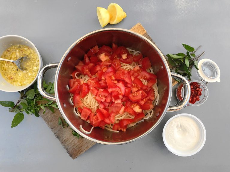 Těstoviny se studenou rajčatovou omáčkou, mátou a ricottou