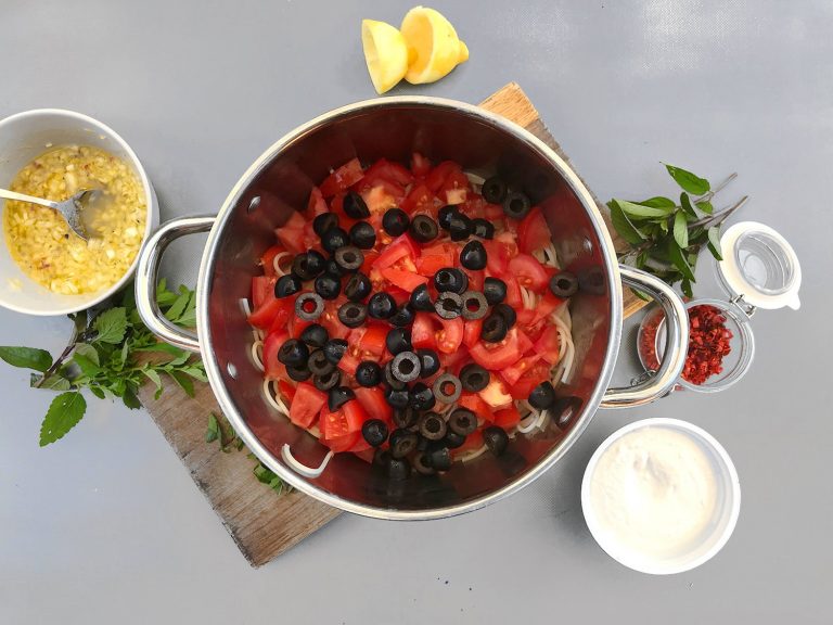 Těstoviny se studenou rajčatovou omáčkou, mátou a ricottou