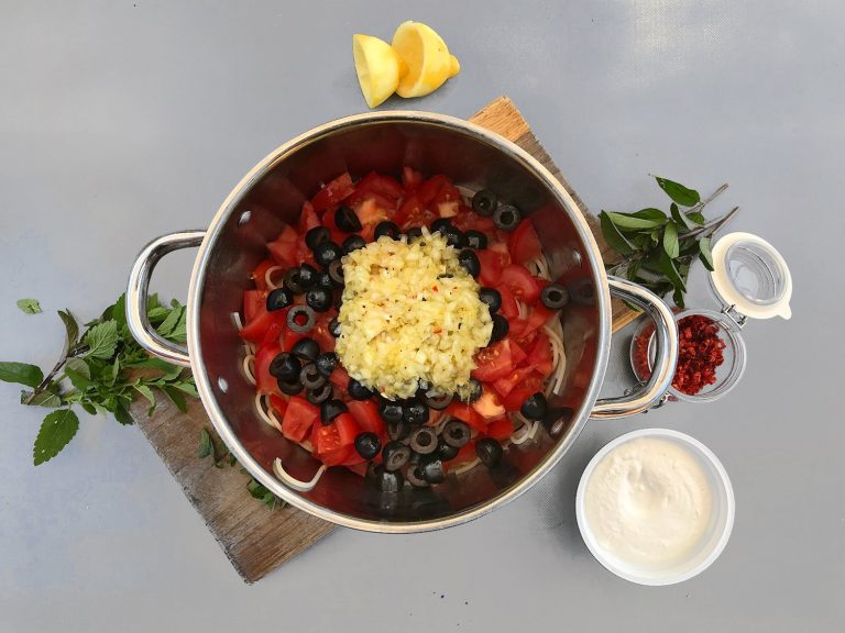 Těstoviny se studenou rajčatovou omáčkou, mátou a ricottou