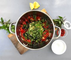 Těstoviny se studenou rajčatovou omáčkou, mátou a ricottou