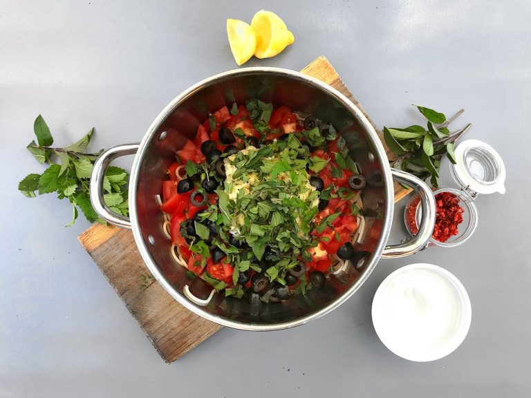 Těstoviny se studenou rajčatovou omáčkou, mátou a ricottou