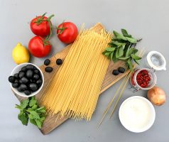 Těstoviny se studenou rajčatovou omáčkou, mátou a ricottou