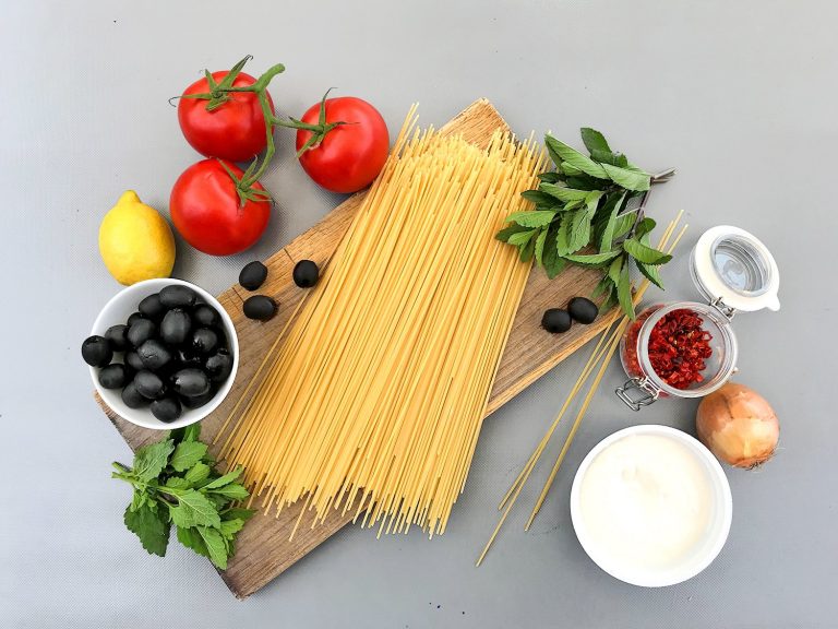 Těstoviny se studenou rajčatovou omáčkou, mátou a ricottou