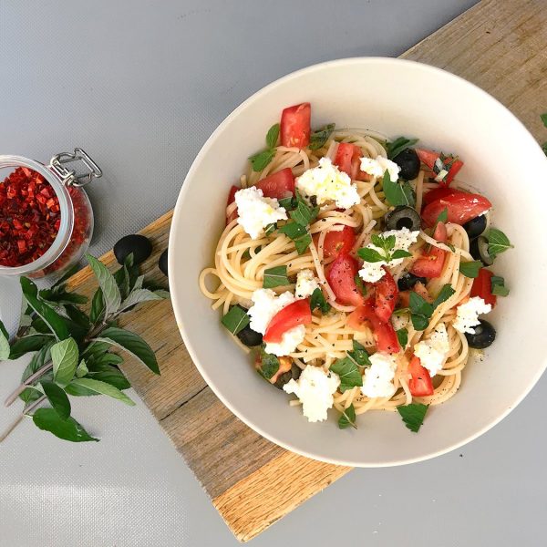 Těstoviny se studenou rajčatovou omáčkou, mátou a ricottou
