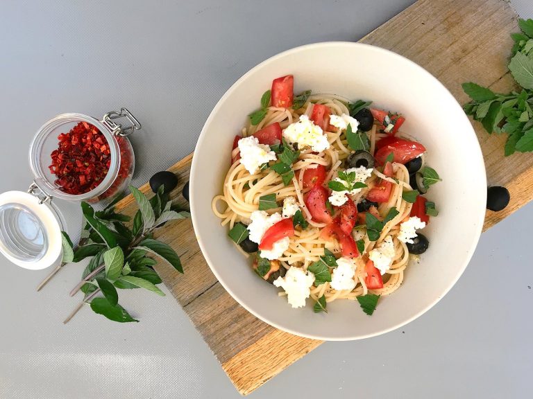 Těstoviny se studenou rajčatovou omáčkou, mátou a ricottou