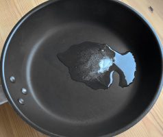 Jahelná kaše se sázeným vejcem a restovanou zeleninou