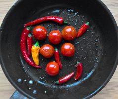 Jahelná kaše se sázeným vejcem a restovanou zeleninou