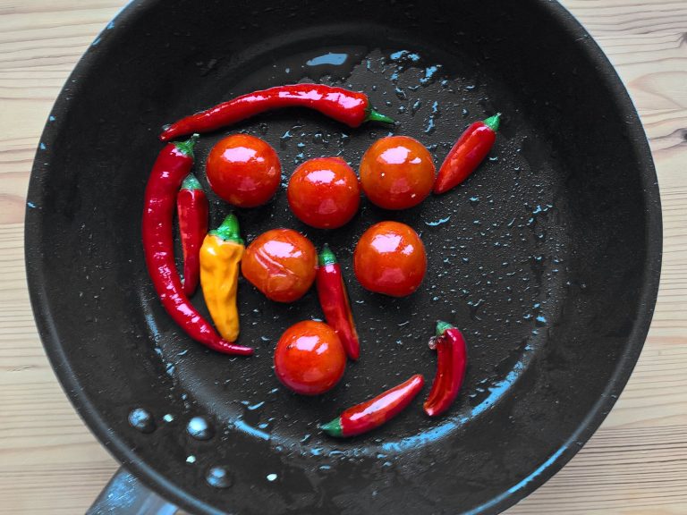 Jahelná kaše se sázeným vejcem a restovanou zeleninou