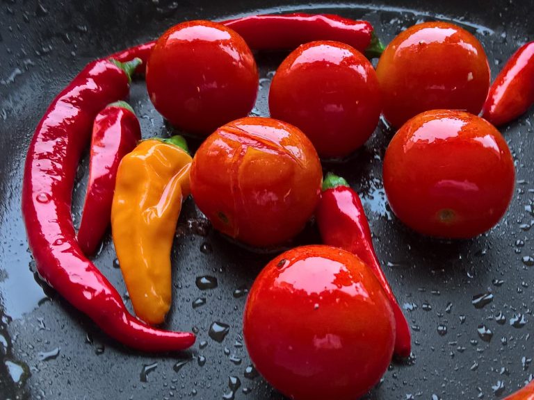 Jahelná kaše se sázeným vejcem a restovanou zeleninou