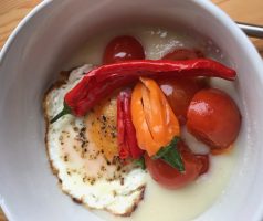 Jahelná kaše se sázeným vejcem a restovanou zeleninou